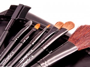 Набор кистей для макияжа MAC Профессиональный набор кистей для макияжа MACДанный набор включает в себя 7 кистей для макияжа из натурального ворсаВ комплекте с данными кистями идет кожаный кофр (пенал для кистей)