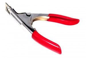 Гильотина для типс Red Гильотина для типс Red, с прорезиненной ручкойАналогичные названия: Куттер, типсорез, ножницы для типс, кусачки для обрезания типсИзготовлена из высококачественной стали с долговечным режущим покрытием
