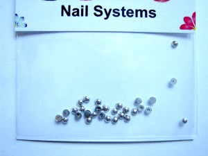 Стразы перламутровые серебро Стразы для дизайна ногтей перламутровое сереброВ упаковке: 30 шт.Размер: 1.5 мм